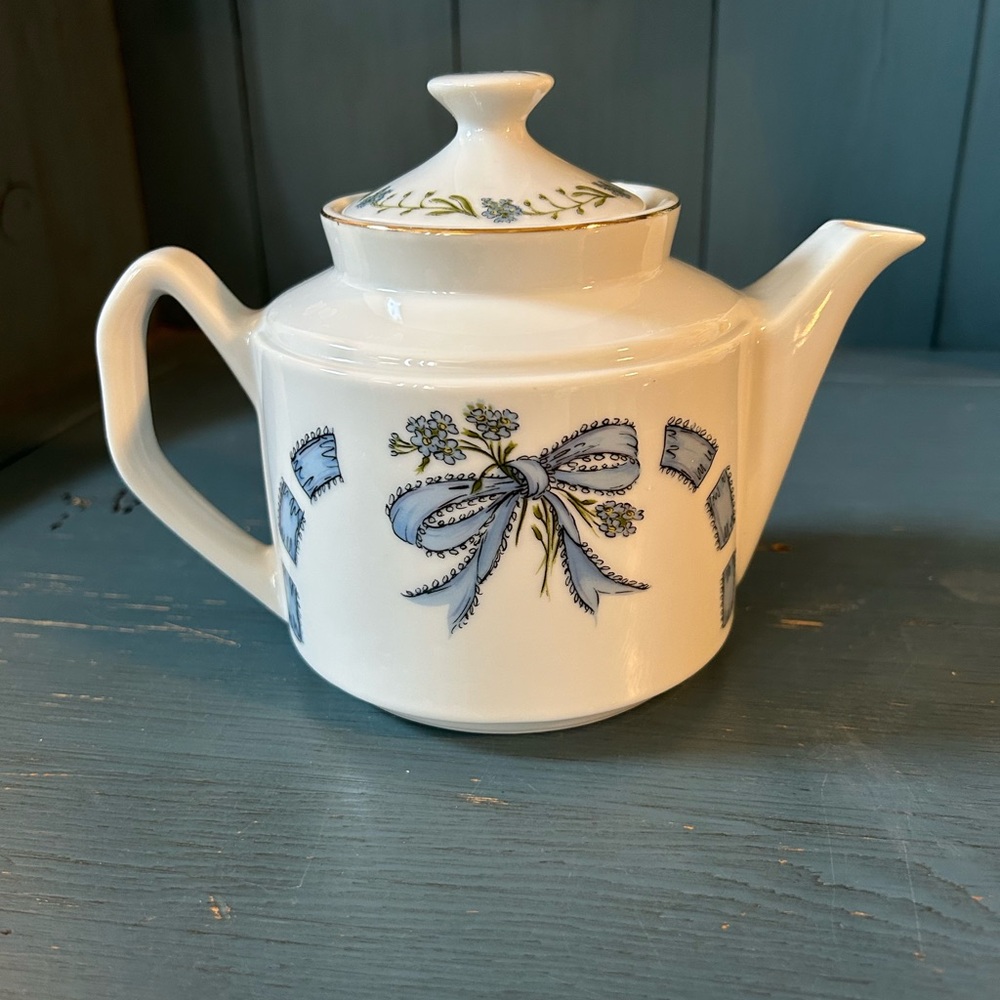 Enesco Mary Mugg Forget-Me-Nots & Ribbons Teapot 32oz